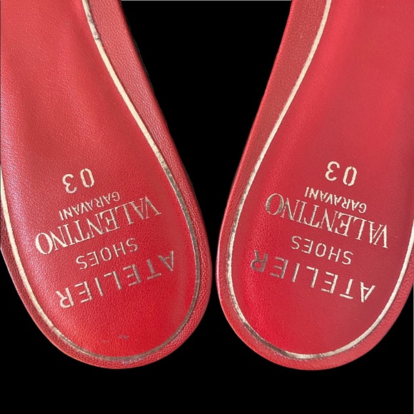 Valentino - Atelier Valentino Garavani - Red leather floral appliqué flat sandal - Picture 5 of 16